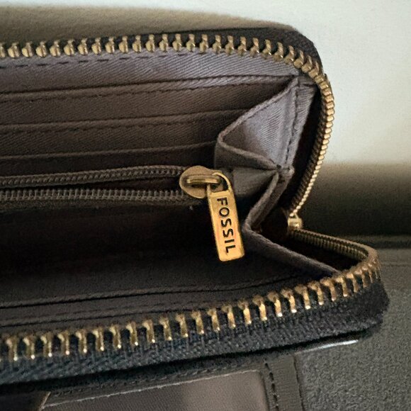 Fossil Issue No. 1954 Black and Gold leather Zip Wallet - Picture 3 of 5